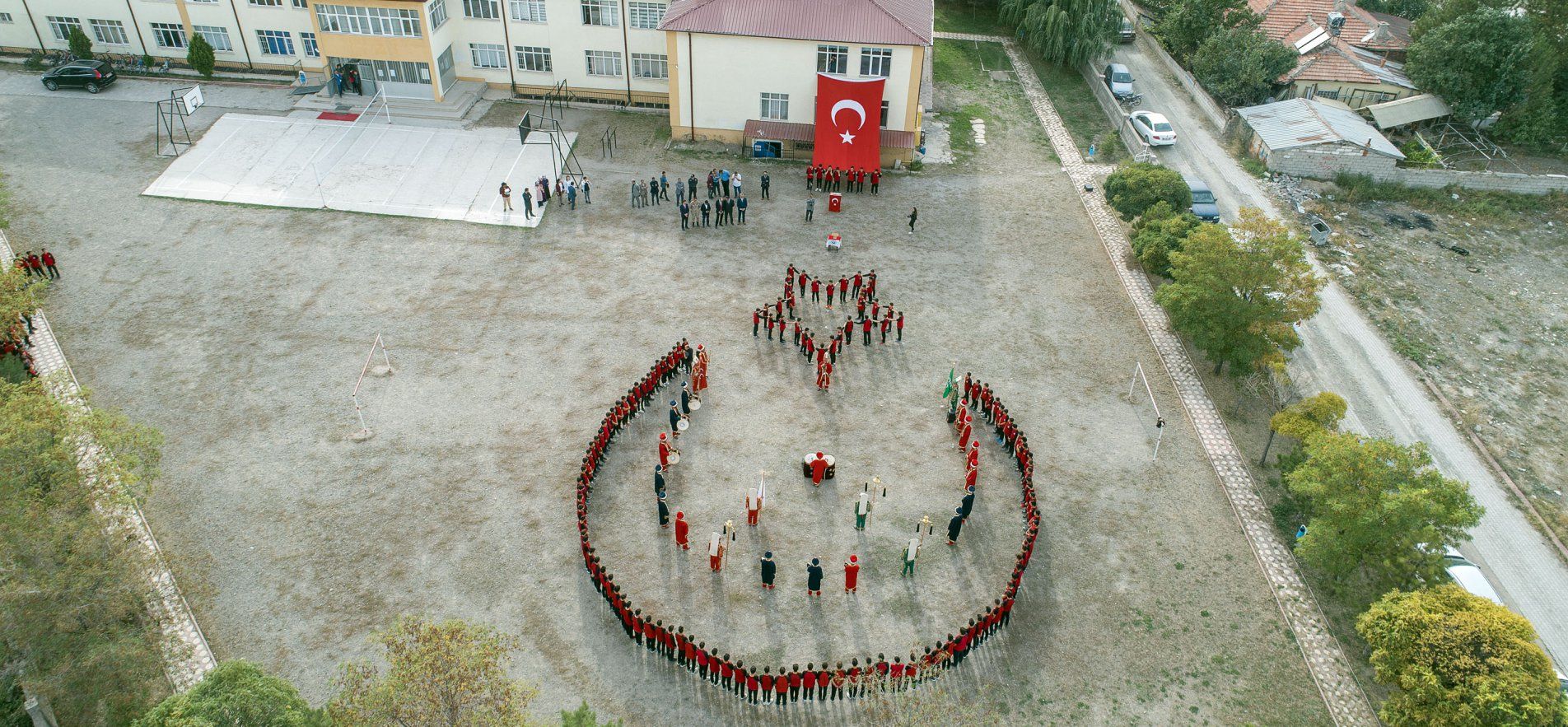 ÖĞRENCİLERDEN BARIŞ PINARI HAREKÂTINDAKİ MEHMETÇİKLERİMİZE...