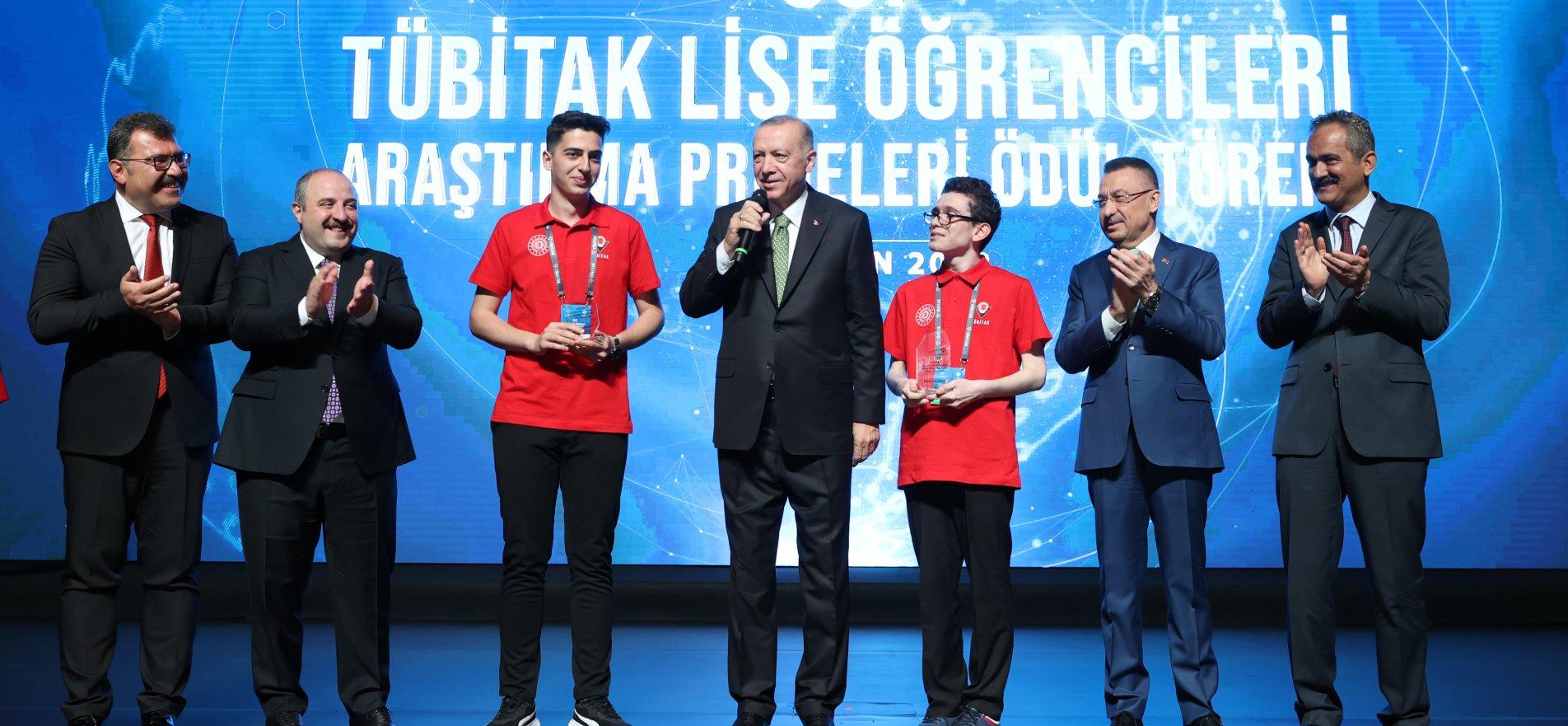 TÜBİTAK LİSE ÖĞRENCİLERİ ARAŞTIRMA PROJELERİ YARIŞMASI'NIN KAZANANLARI, ÖDÜLLERİNİ CUMHURBAŞKANI ERDOĞAN'IN ELİNDEN ALDI