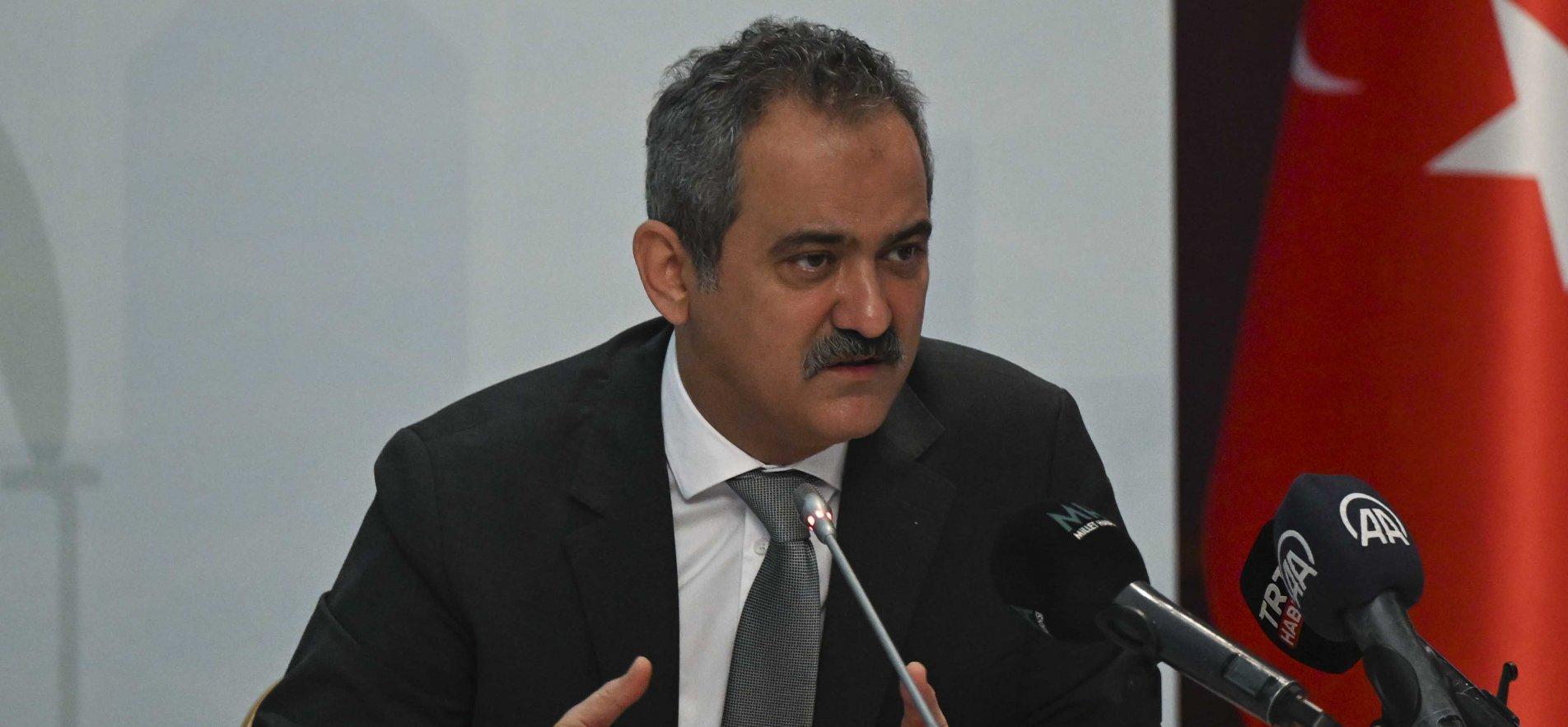 BAKAN ÖZER: TOPLUMUN ASIL KİLİT TAŞI KADINDIR